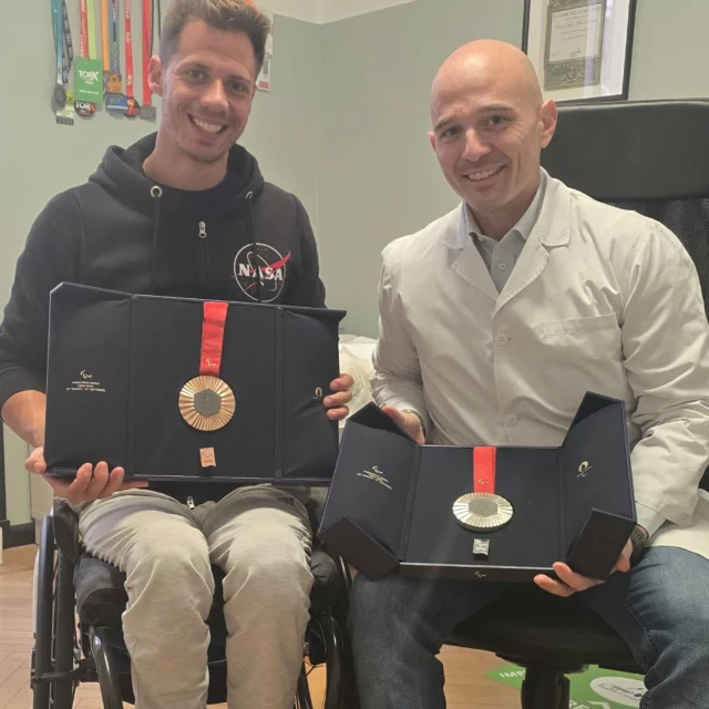 Oggi in studio è venuto a fare un controllo @mirkotesta22 ed ha portato con se le medaglie  vinte alle Paraolimpiadi di Parigi nell'handbike ( argento e bronzo).

Sono onorato di seguire Mirko in questo percorso e felicissimo per i suoi risultati sul campo. 

Speriamo che il prossimo quadriennio olimpico ci porti risultati ancora migliori, 
Ad  Maiora!!

#handbike
#paraolympics
#nutrition
#sportnutrition 
#nutrizionista